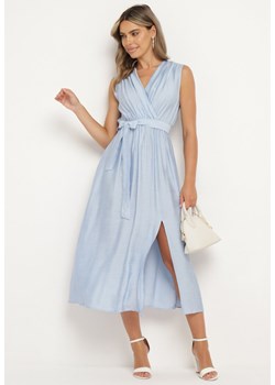 Niebieska Rozkloszowana Sukienka z Wiskozą Kopertowym Dekoltem i Materiałowym Paskiem w Talii Jenvia ze sklepu Born2be Odzież w kategorii Sukienki - zdjęcie 173140492