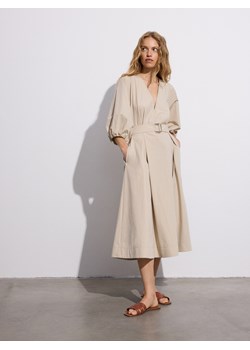 Reserved - Sukienka midi z paskiem - kremowy ze sklepu Reserved w kategorii Sukienki - zdjęcie 173153883