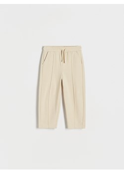 Reserved - Dresowe spodnie z przeszyciami - kremowy ze sklepu Reserved w kategorii Spodnie i półśpiochy - zdjęcie 173154300