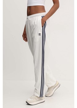 adidas Originals spodnie dresowe kolor beżowy wzorzyste IS2354 ze sklepu PRM w kategorii Spodnie damskie - zdjęcie 173258044
