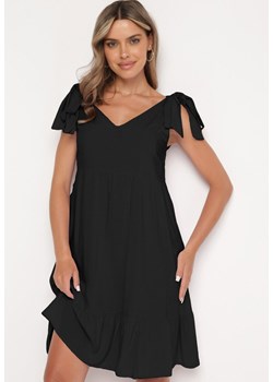 Czarna Sukienka na Wiązanych Ramiączkach o Rozkloszowanym Kroju z Trójkątnym Dekoltem Tiamaty ze sklepu Born2be Odzież w kategorii Sukienki - zdjęcie 173278632