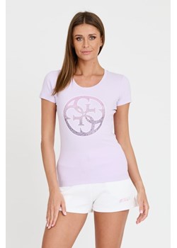 GUESS Lawendowy t-shirt 4G LOGO TEE, Wybierz rozmiar XL ze sklepu outfit.pl w kategorii Bluzki damskie - zdjęcie 173281481