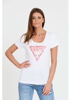 GUESS Biały t-shirt Satin Triangle Tee, Wybierz rozmiar L ze sklepu outfit.pl w kategorii Bluzki damskie - zdjęcie 173281511