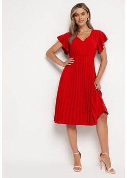 Czerwona Sukienka Plisowana o Rozkloszowanym Fasonie i Trójkątnym Dekolcie Rissara ze sklepu Born2be Odzież w kategorii Sukienki - zdjęcie 173285802