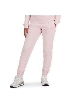 Spodnie dresowe New Balance WP03805SOI - różowe ze sklepu streetstyle24.pl w kategorii Spodnie damskie - zdjęcie 173286521