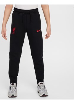 Spodnie piłkarskie dla dużych dzieci (chłopców) Nike Liverpool F.C. Tech Fleece - Czerń ze sklepu Nike poland w kategorii Spodnie chłopięce - zdjęcie 173289363