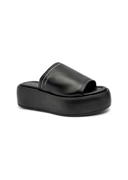 Calvin Klein Skórzane klapki FLATFORM SLIDE LTH ze sklepu Gomez Fashion Store w kategorii Klapki damskie - zdjęcie 173291442