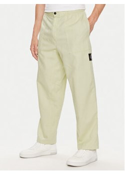 Calvin Klein Jeans Spodnie materiałowe J30J325126 Zielony Regular Fit ze sklepu MODIVO w kategorii Spodnie męskie - zdjęcie 173292744
