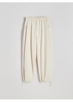 Reserved - Spodnie dresowe ze ściągaczami - złamana biel ze sklepu Reserved w kategorii Spodnie damskie - zdjęcie 173295180