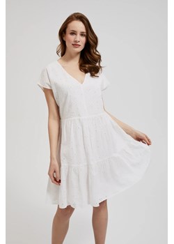 Rozkloszowana sukienka z krótkimi rękawami biała ze sklepu Moodo.pl w kategorii Sukienki - zdjęcie 173296104