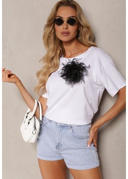 Biały T-shirt z Bawełny Ozdobiony Kwiatową Broszką Iloa ze sklepu Renee odzież w kategorii Bluzki damskie - zdjęcie 173301571