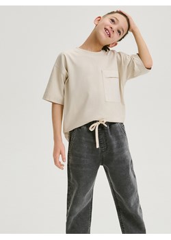 Reserved - Elastyczne jeansy jogger - jasnoszary ze sklepu Reserved w kategorii Spodnie chłopięce - zdjęcie 173303201
