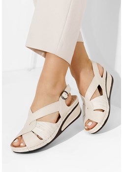 Beżowe sandały na koturnie Berra ze sklepu Zapatos w kategorii Sandały damskie - zdjęcie 173304552
