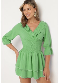 Zielona Sukienka z Kopertowym Dekoltem i Gumką w Pasie Ozdobiona Falbanką Tesalie ze sklepu Born2be Odzież w kategorii Sukienki - zdjęcie 173304934