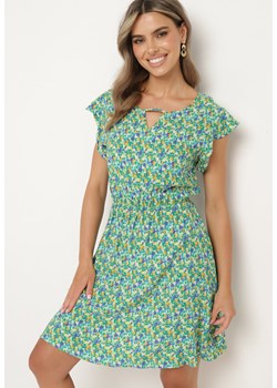 Zielona Bawełniana Sukienka w Kwiaty z Gumką w Talii i Falbanką Dimllara ze sklepu Born2be Odzież w kategorii Sukienki - zdjęcie 173304961