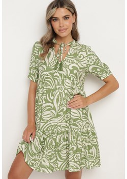 Zielona Rozkloszowana Sukienka z Bawełną i Wiskozą Wiązaniem przy Dekolcie i Paskiem Dimssi ze sklepu Born2be Odzież w kategorii Sukienki - zdjęcie 173305003