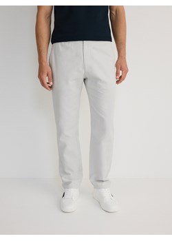 Reserved - Spodnie chino regular z dodatkiem lnu - jasnoszary ze sklepu Reserved w kategorii Spodnie męskie - zdjęcie 173306922