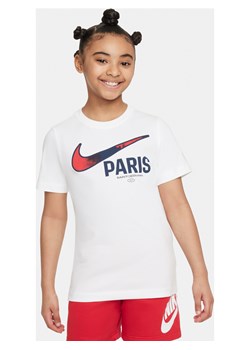 T-shirt piłkarski dla dużych dzieci Nike Paris Saint-Germain Swoosh - Biel ze sklepu Nike poland w kategorii T-shirty chłopięce - zdjęcie 173311210