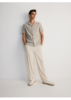 Reserved - Spodnie loose z domieszką lnu - beżowy ze sklepu Reserved w kategorii Spodnie męskie - zdjęcie 173321834