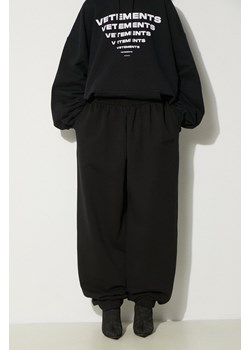 VETEMENTS spodnie dresowe Embroidered Logo kolor czarny gładkie UE64SP400B ze sklepu PRM w kategorii Spodnie damskie - zdjęcie 173325161