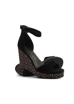 Sandały damskie na koturnie - TAMARIS 1-28331-42, czarne ze sklepu ulubioneobuwie w kategorii Sandały damskie - zdjęcie 173332711