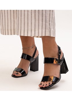 Lakierowane czarne sandały na słupku Shadan ze sklepu gemre w kategorii Sandały damskie - zdjęcie 173353030