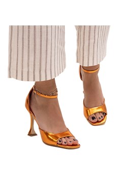 Błyszczące sandały na szpilce z paskiem Delinda pomarańczowe ze sklepu ButyModne.pl w kategorii Sandały damskie - zdjęcie 173355610