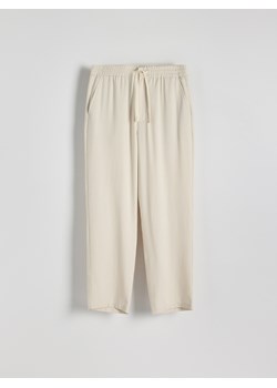 Reserved - Spodnie loose fit z lyocellu - złamana biel ze sklepu Reserved w kategorii Spodnie męskie - zdjęcie 173360852