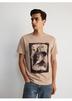 Reserved - T-shirt boxy z nadrukiem - beżowy ze sklepu Reserved w kategorii T-shirty męskie - zdjęcie 173363421