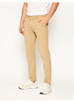 Levi's® Chinosy Standard 17196-0014 Beżowy Regular Fit ze sklepu MODIVO w kategorii Spodnie męskie - zdjęcie 173374451