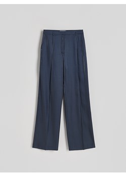 Reserved - Spodnie z połyskującej tkaniny - granatowy ze sklepu Reserved w kategorii Spodnie damskie - zdjęcie 173381031