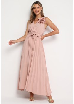 Różowa Plisowana Sukienka z Paskiem i Gumką w Talii Ozdobiona Broszką Kwiatem Vikmirra ze sklepu Born2be Odzież w kategorii Sukienki - zdjęcie 173388090