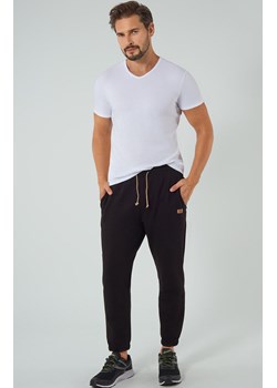 Dresowe spodnie męskie czarne Lider, Kolor czarny, Rozmiar M, Italian Fashion ze sklepu Primodo w kategorii Spodnie męskie - zdjęcie 173397540