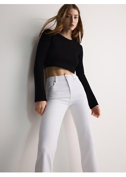 Reserved - Jeansy mini flare z wysokim stanem - biały ze sklepu Reserved w kategorii Jeansy damskie - zdjęcie 173400970