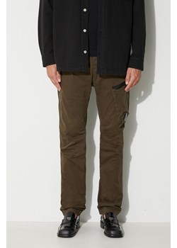 C.P. Company spodnie STRETCH SATEEN REGULAR PANTS męskie kolor zielony w fasonie cargo 15CMPA111A005529G ze sklepu PRM w kategorii Spodnie męskie - zdjęcie 173408340