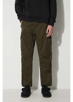C.P. Company spodnie STRETCH SATEEN LOOSE CARGO PANTS męskie kolor zielony w fasonie cargo 15CMPA123A005529G ze sklepu PRM w kategorii Spodnie męskie - zdjęcie 173408350