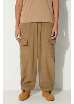 Universal Works spodnie LOOSE CARGO PANT męskie kolor beżowy w fasonie cargo 29148 ze sklepu PRM w kategorii Spodnie męskie - zdjęcie 173408354