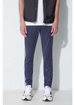 adidas Originals spodnie dresowe kolor granatowy z aplikacją HB9439-SHANAV ze sklepu PRM w kategorii Spodnie męskie - zdjęcie 173408662