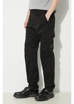 C.P. Company spodnie Stretch Sateen Ergonomic Lens męskie kolor czarny w fasonie cargo 16CMPA058A005694G ze sklepu PRM w kategorii Spodnie męskie - zdjęcie 173409213