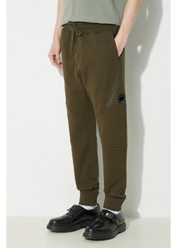 C.P. Company spodnie dresowe bawełniane Diagonal Raised Fleece kolor zielony gładkie 16CMSP084A005086W ze sklepu PRM w kategorii Spodnie męskie - zdjęcie 173409233