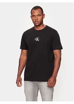 Calvin Klein Jeans T-Shirt Monologo J30J325649 Czarny Regular Fit ze sklepu MODIVO w kategorii T-shirty męskie - zdjęcie 173410520