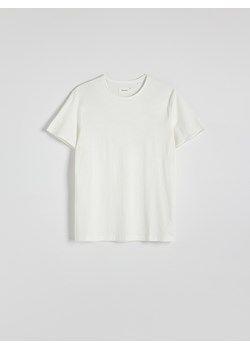 Reserved - Gładki t-shirt regular fit - złamana biel ze sklepu Reserved w kategorii T-shirty męskie - zdjęcie 173417384
