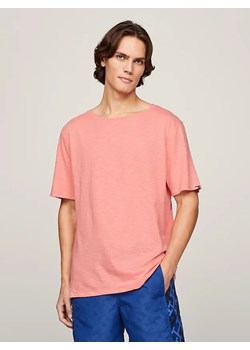 T-shirt męski z dodatkiem lnu Tommy Hilfiger koralowy ze sklepu piubiu_pl w kategorii T-shirty męskie - zdjęcie 173428112