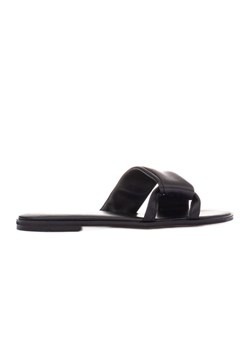 Marco Shoes Skórzane klapki na płaskim spodzie czarne ze sklepu ButyModne.pl w kategorii Klapki damskie - zdjęcie 173429342