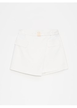 Mohito - Białe spódnico-szorty z paskiem - biały ze sklepu Mohito w kategorii Szorty - zdjęcie 173432650