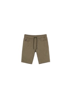 Cropp - Oliwkowe szorty slim - zielony ze sklepu Cropp w kategorii Spodenki męskie - zdjęcie 173433180