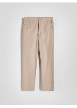 Reserved - Spodnie chino regular z dodatkiem lnu - beżowy ze sklepu Reserved w kategorii Spodnie męskie - zdjęcie 173436612