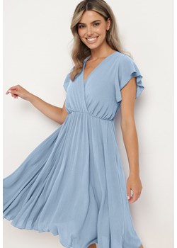 Jasnoniebieska Plisowana Sukienka z Kopertowym Dekoltem i Gumką w Talii Waretta ze sklepu Born2be Odzież w kategorii Sukienki - zdjęcie 173443734