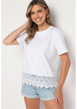 Biały Klasyczny T-shirt z Bawełny Ozdobiony Koronką Irrlea ze sklepu Born2be Odzież w kategorii Bluzki damskie - zdjęcie 173443804