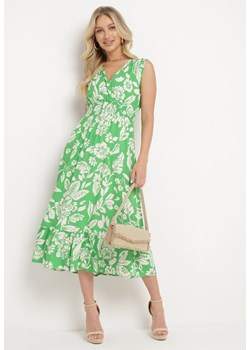 Zielona Rozkloszowana Sukienka z Wiskozy w Kwiaty z Gumką w Talii Eranea ze sklepu Born2be Odzież w kategorii Sukienki - zdjęcie 173443972